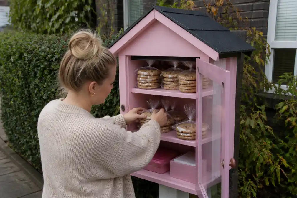 Kimberly Runge verkoopt zelfgebakken koekjes in roze koekhuisje van TikTok