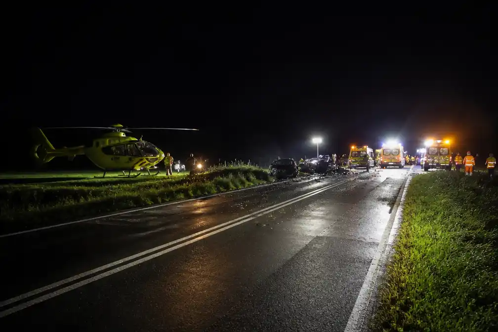 Traumahelikopter vliegt twee keer in één nacht naar zelfde Groningse weg na twee ernstige ongelukken