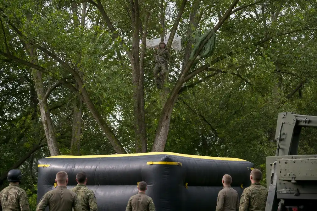 Militaire parachutist ruim een uur vast in boom in Renkum na mislukte sprong