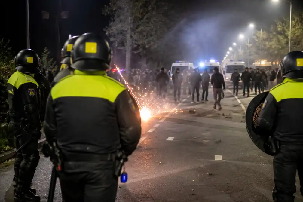 Rellen bij anti-azc-protest in Opheusden: vier agenten gewond, veertien opgepakt