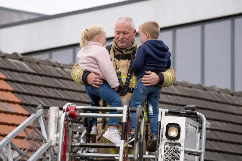 Brandweerman Benny Wouters (61) haalt kleinkinderen (3 en 10) van schooldak als afscheidsverrassing