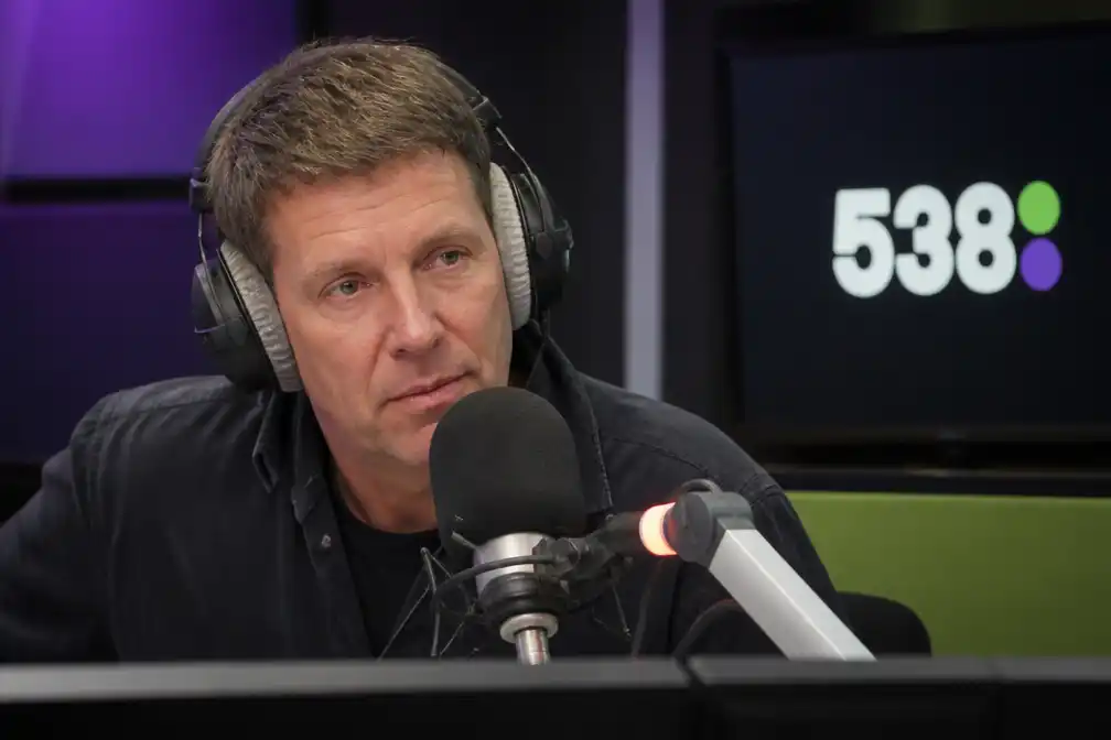 Edwin Evers proost op Radio 538 op leven van Bartina Koeman