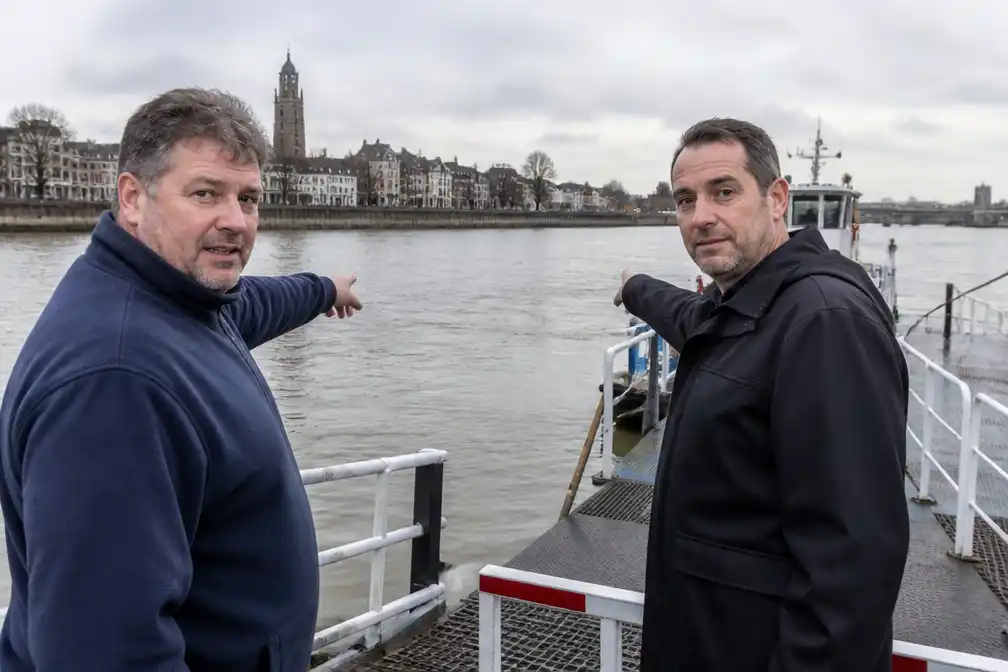 Pontschipper en vaste klant in Deventer gehuldigd voor redding in de IJssel
