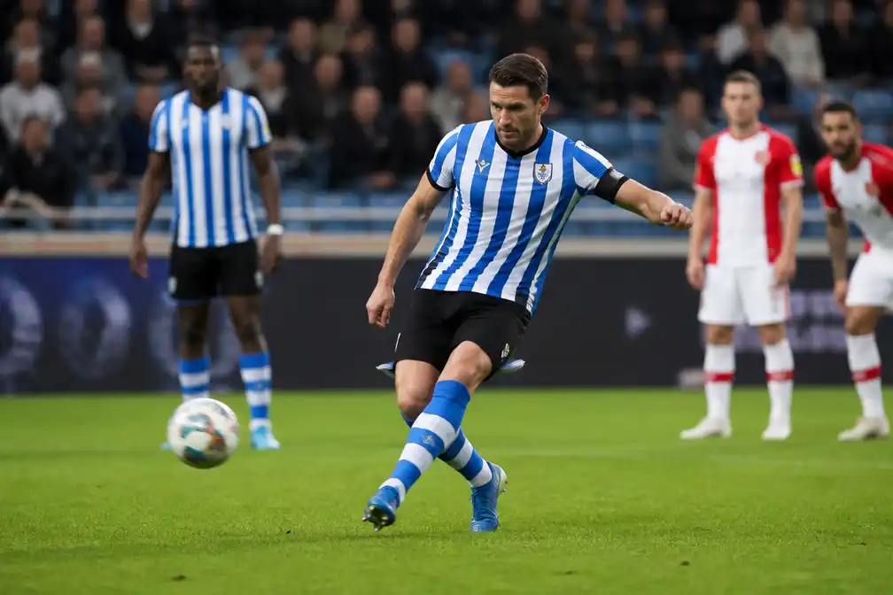 Van Veen schiet FC Eindhoven met fraaie vrije trap langs FC Emmen
