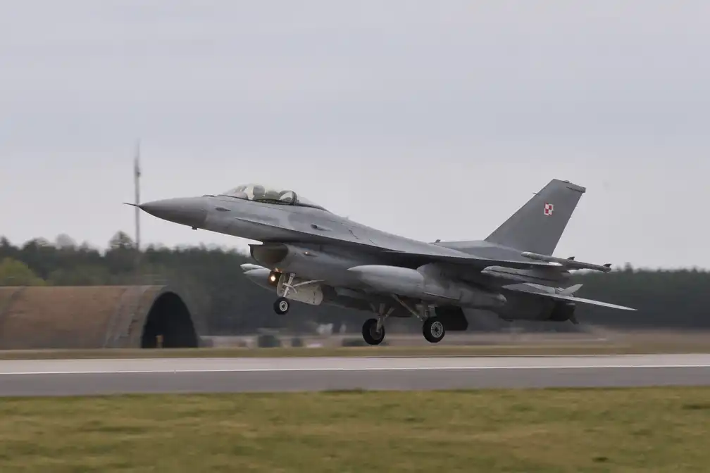 Polen stuurt gevechtsvliegtuigen de lucht in na nieuwe Russische aanvallen op Oekraïne