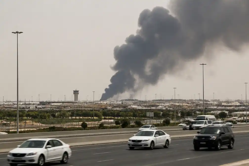 Explosies en grote rookpluim gemeld nabij luchthaven van Riyad