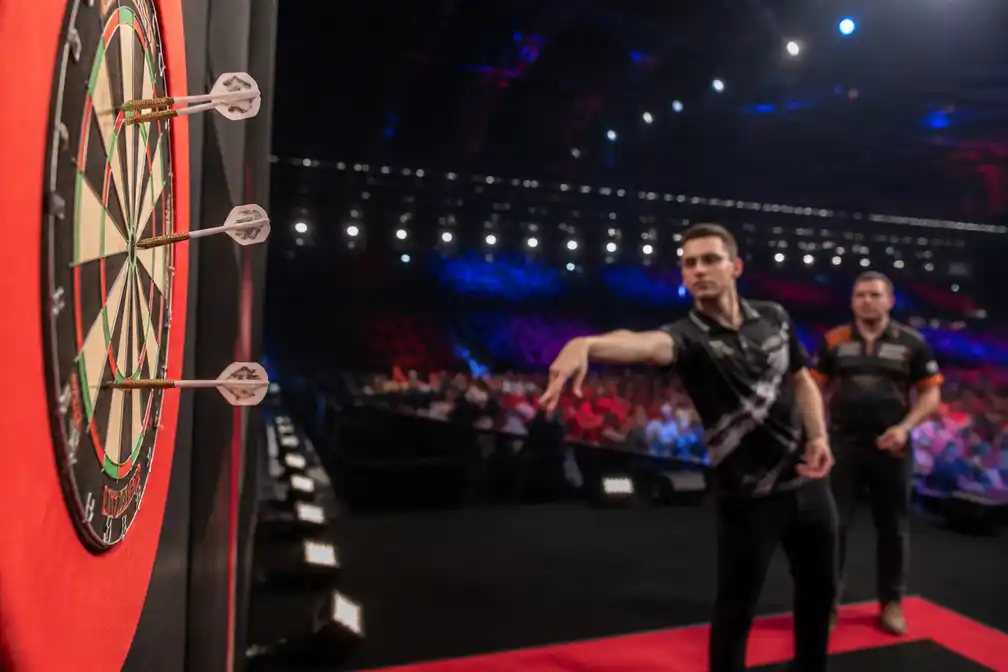 Van Veen en Van Duijvenbode jagen op kwartfinaleplaats bij World Series of Darts Finals