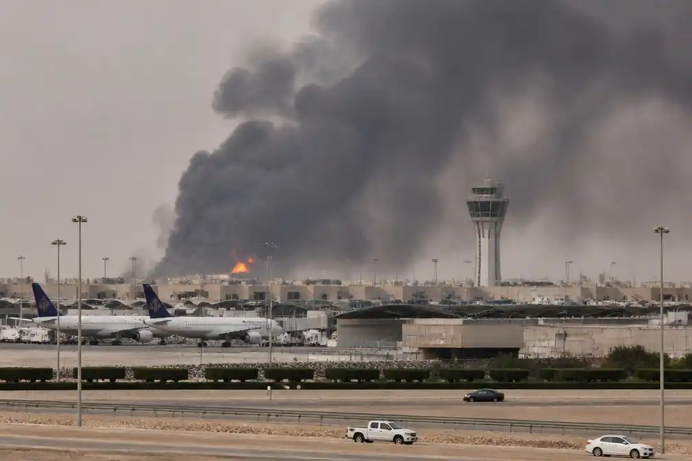 Rook en vlammen bij luchthaven Riyadh na explosies en luchtalarm