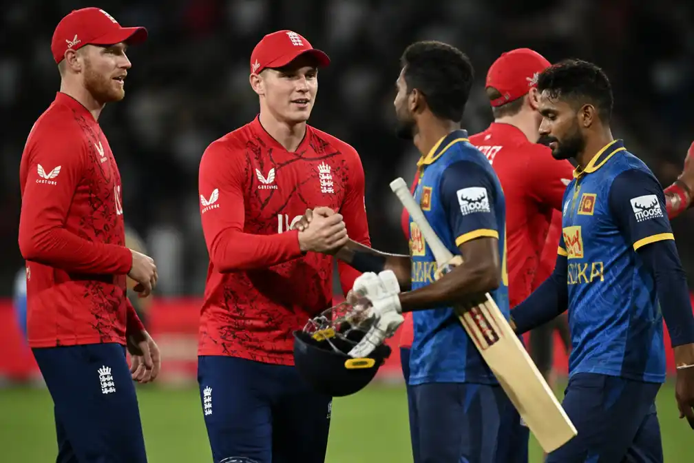 Engeland verslaat Sri Lanka in Old Trafford, wint T20-serie met 3-0 en is weer nummer één