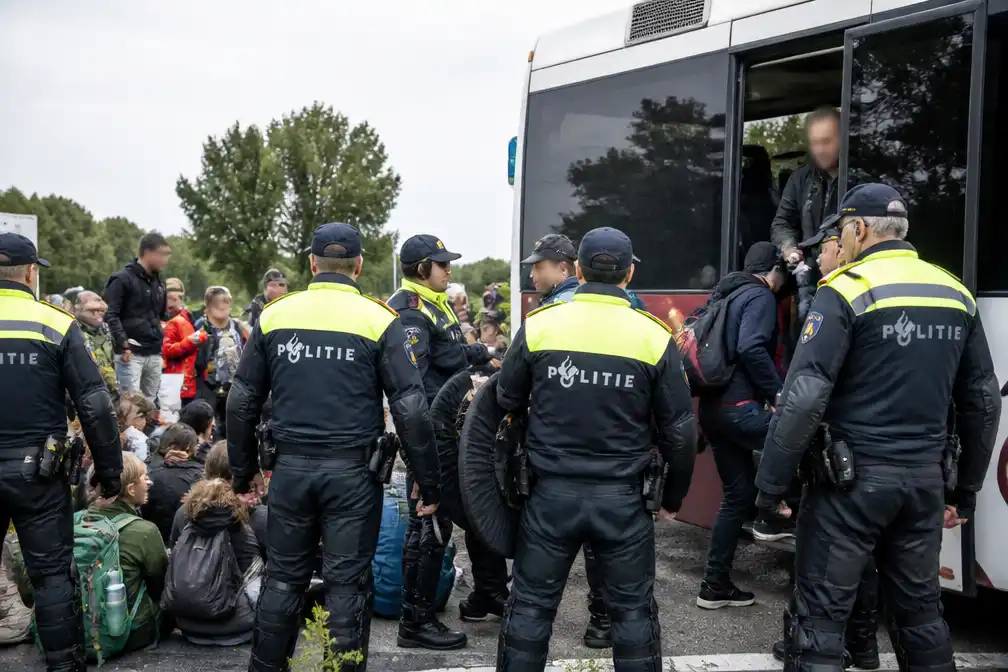 Politie haalt circa honderd XR-demonstranten weg bij oprit A12 in Zevenaar