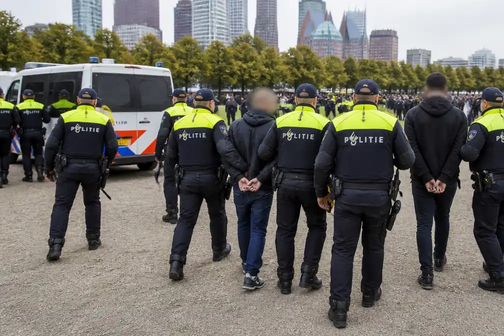 Politie pakt 24 mensen op na rellen bij extreemrechtse betoging Malieveld