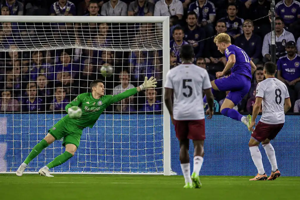 Bostyn redt Zulte Waregem bij Anderlecht met reflex op kopbal van Augustinsson