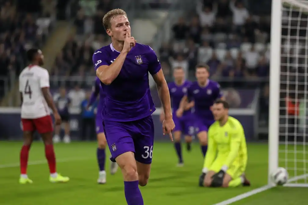 Anderlecht leidt 3-0 tegen Zulte Waregem na treffer Winkler en lange VAR-fase