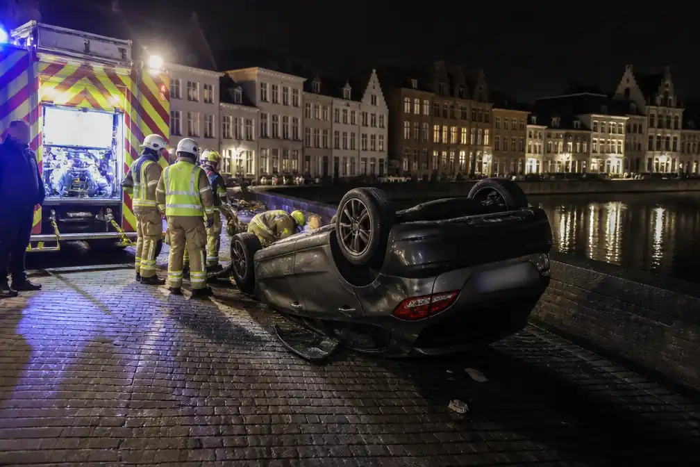 Auto gaat over de kop langs Brugse reien: inzittende bevrijd, bestuurder naar ziekenhuis