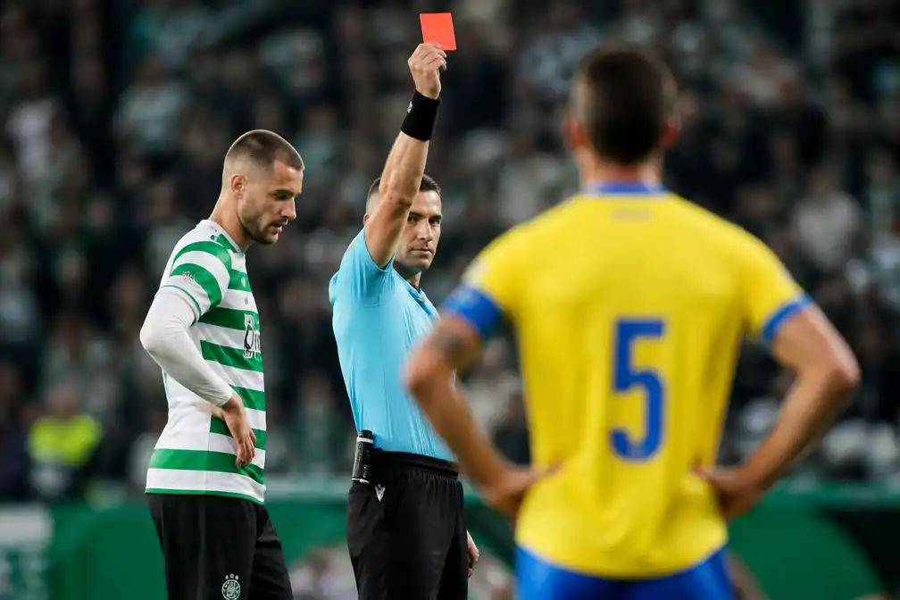 Debast gepakt met rood: Sporting geeft 2-0-voorsprong uit handen tegen Arouca