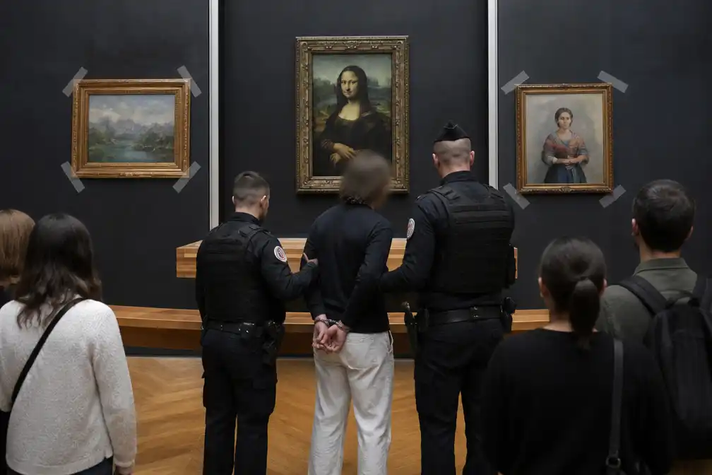 Twee Duitsers opgepakt in Louvre na ophangen schilderijen naast Mona Lisa