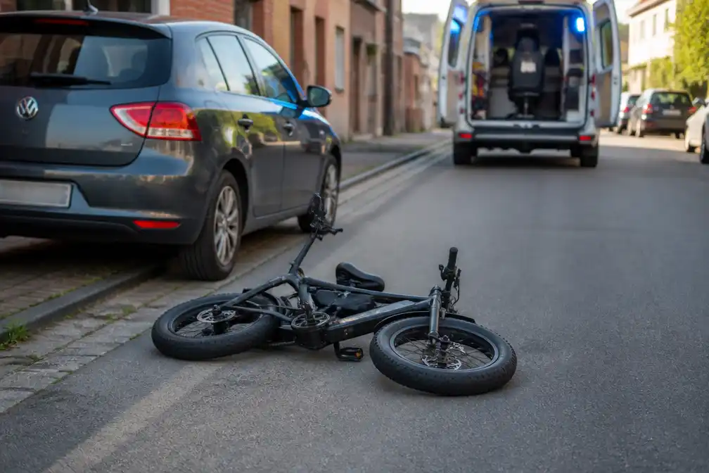 Twee jongeren met fatbike tegen geparkeerde auto in Roesbrugge, één even bewusteloos