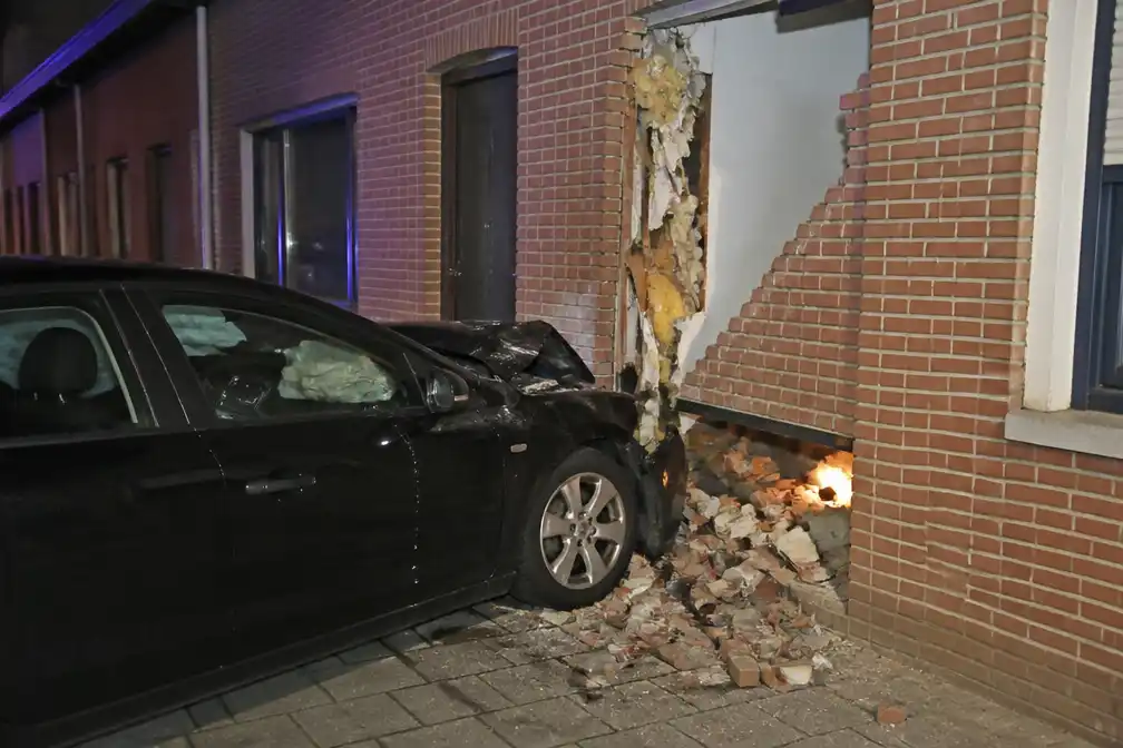 Twintiger verliest controle over stuur en rijdt tegen woning in Lembeke