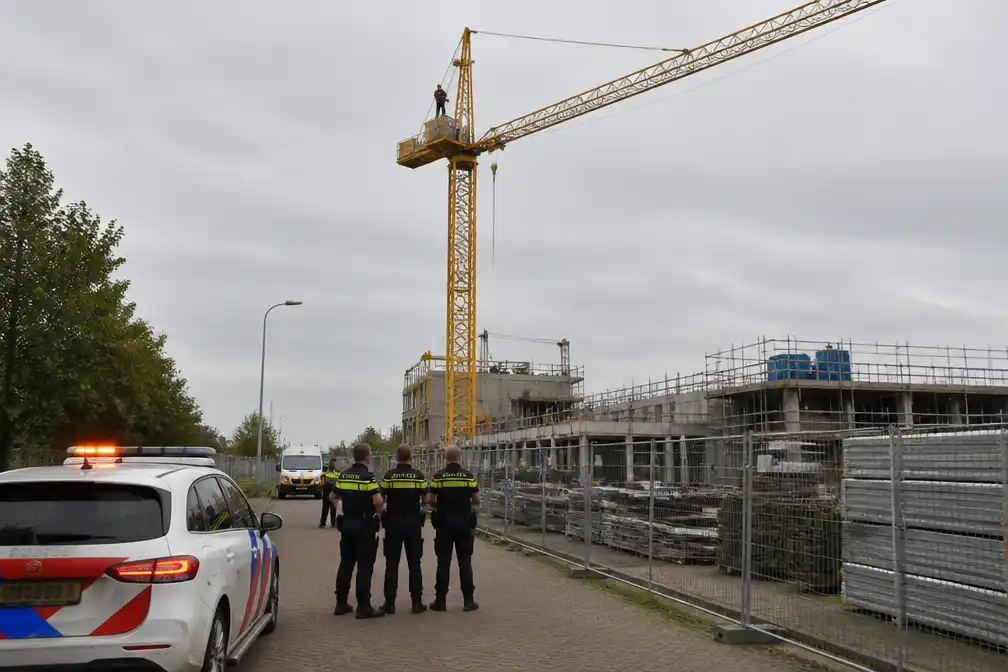 Man aangehouden na klim in Almelose hijskraan om met drone te vliegen