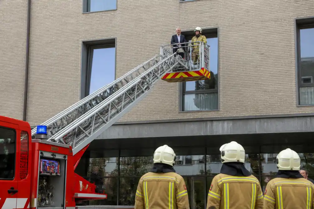 Burgemeester Harelbeke met ladderwagen uit stadhuis gehaald bij actie voor vrijwilligers