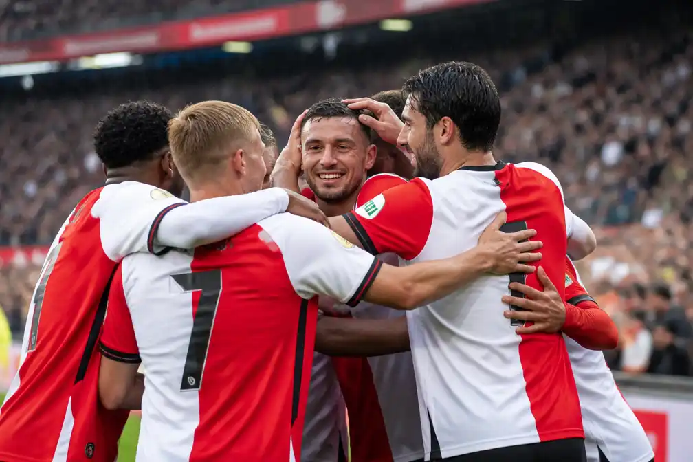 Feyenoord verslaat FC Utrecht met 5-0 in De Kuip en blijft ongeslagen