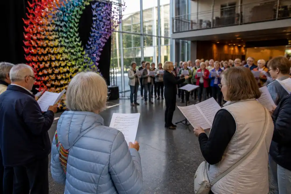 Turnhout zingt voor vrede: 200 inwoners en kunstwerk met duizenden kraanvogels