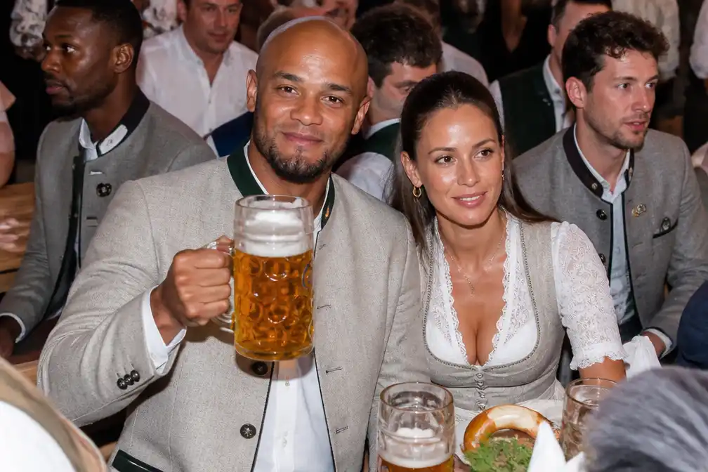 Vincent Kompany en Bayern-delegatie bezoeken Oktoberfest in München