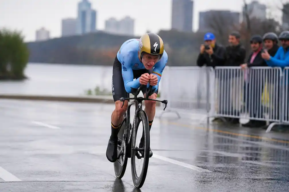 Remco Evenepoel pakt in Montréal vierde wereldtitel tijdrijden op rij