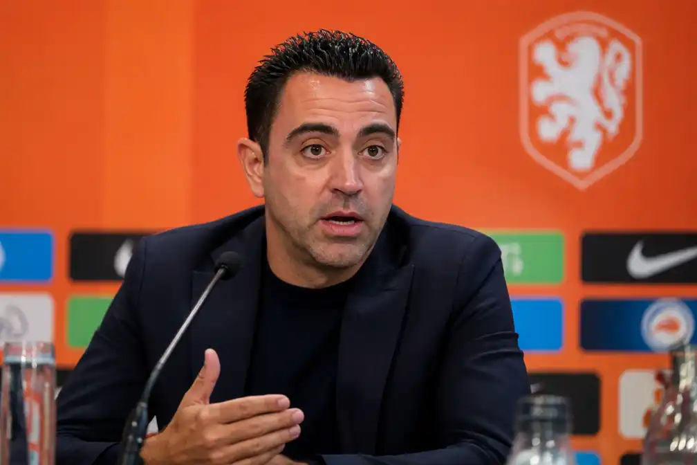 Xavi Hernández houdt eerste persconferentie als bondscoach voor debuut tegen Duitsland