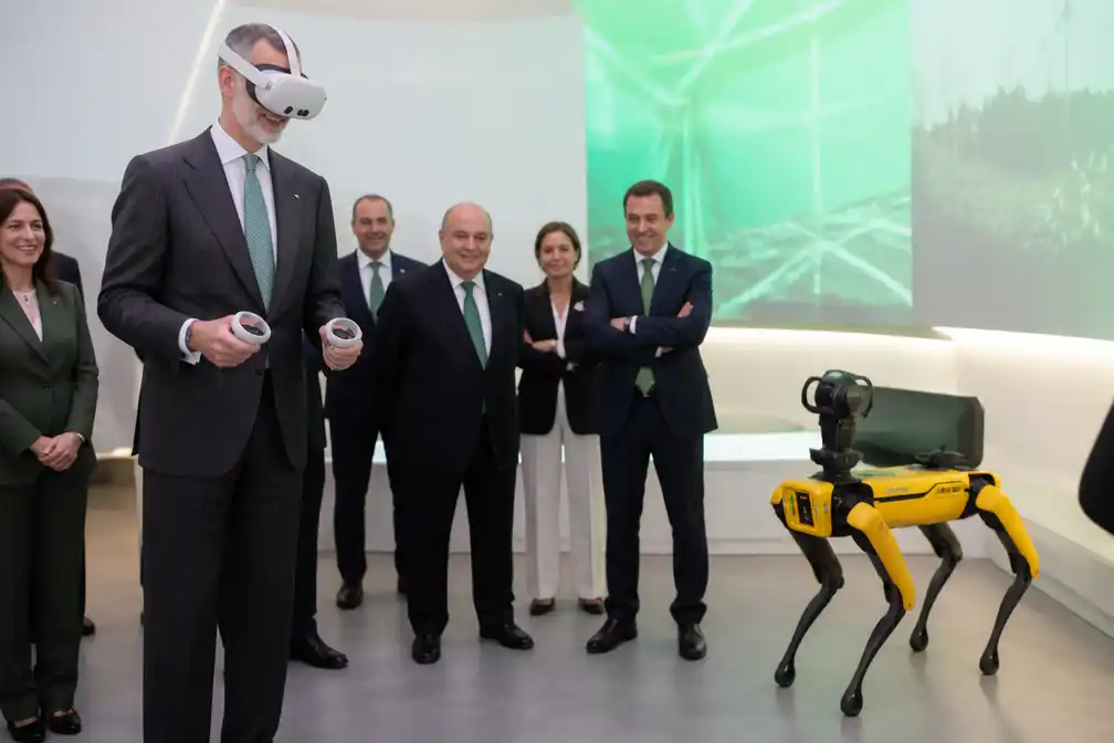 Koning Felipe zet vr-bril op en ontmoet robothond bij jubileum Iberdrola