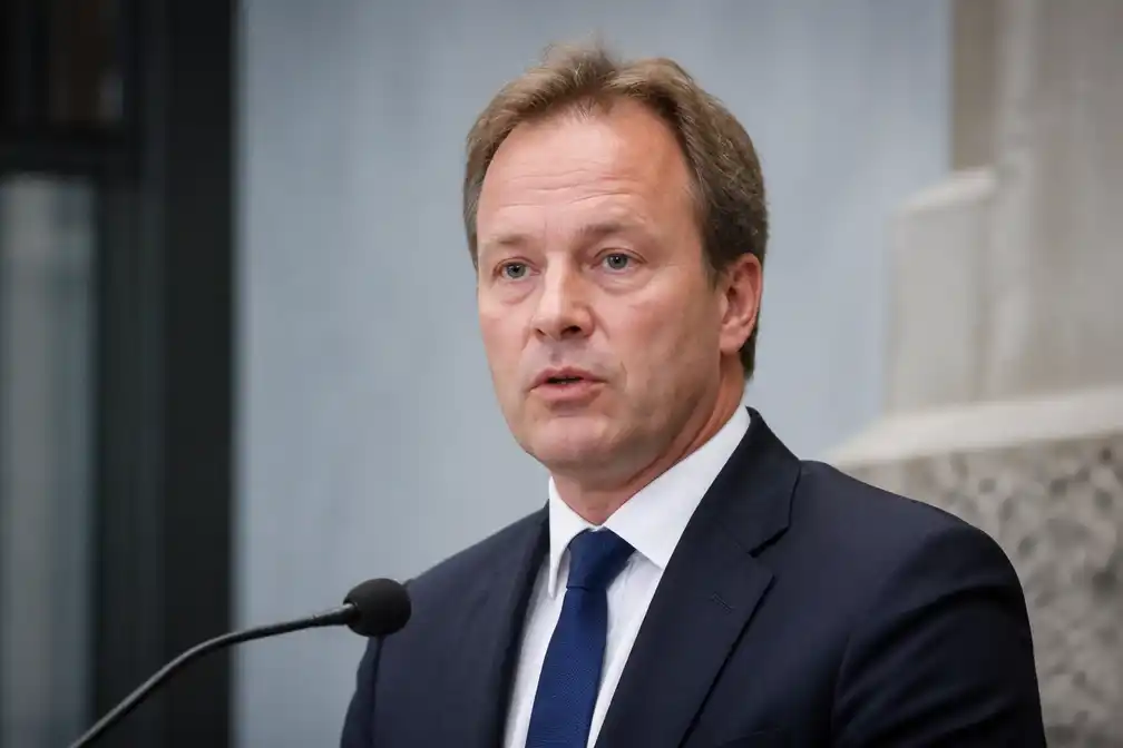Asielminister Van den Brink pleit voor minder noodopvang na OVV-rapport