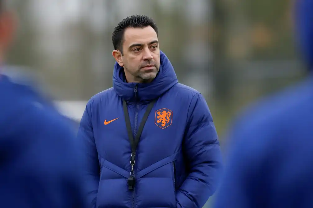 Nieuwe bondscoach Xavi Hernández wil Wilhelmus leren en roemt Nederlandse directheid