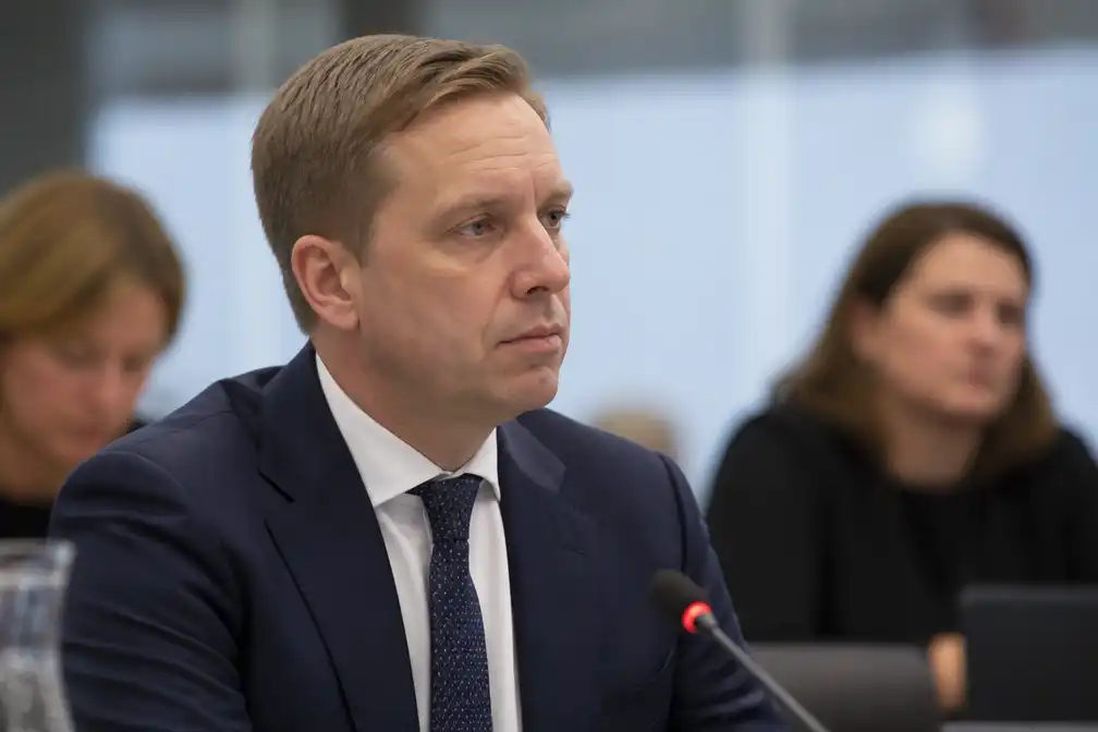 Asielminister Van den Brink pleit voor snellere afbouw noodopvanglocaties