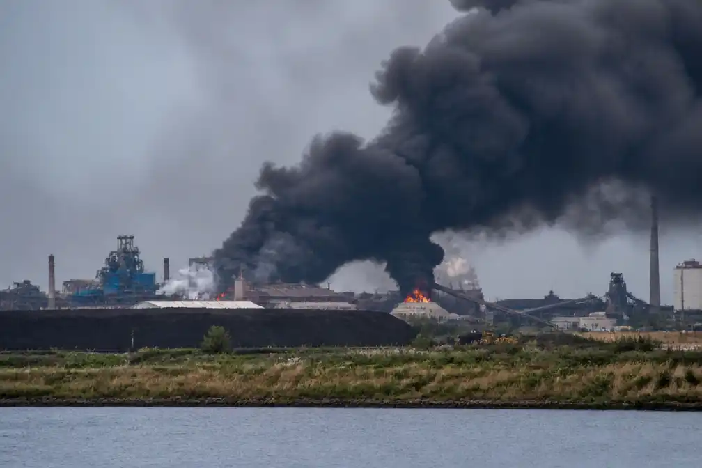 Zeer grote brand bij transportband op terrein Tata Steel in IJmuiden