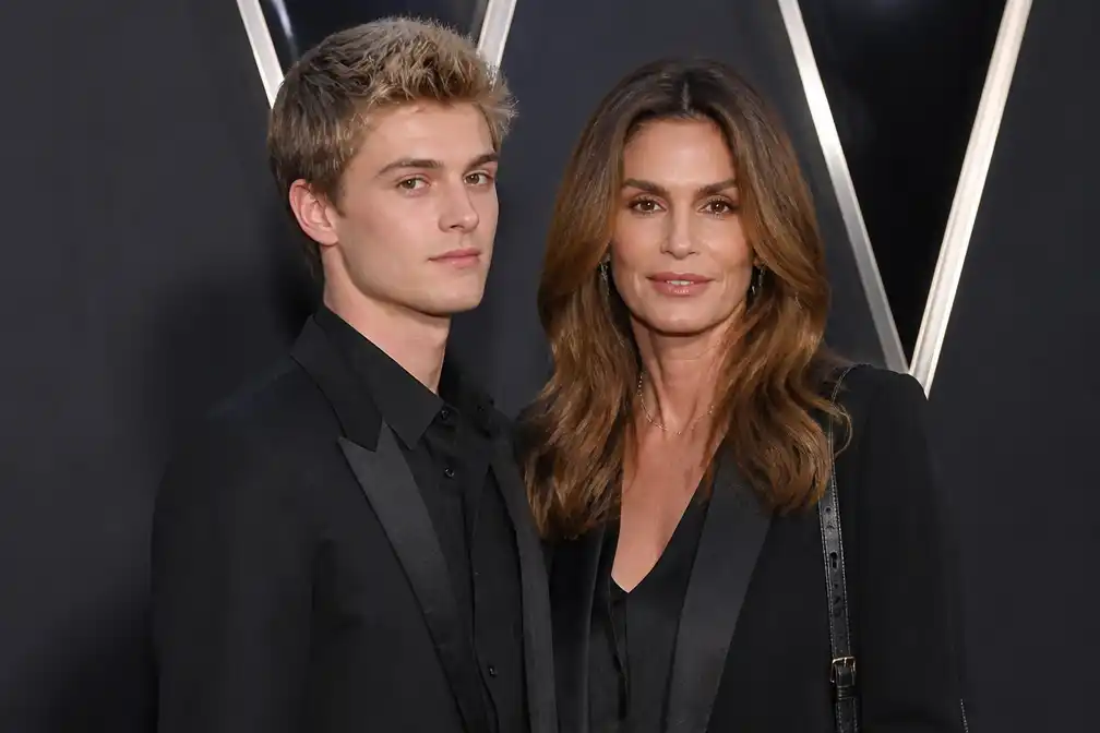 Politie onderzoekt dood Presley Gerber (27), zoon van Cindy Crawford, als vermoedelijke overdosis