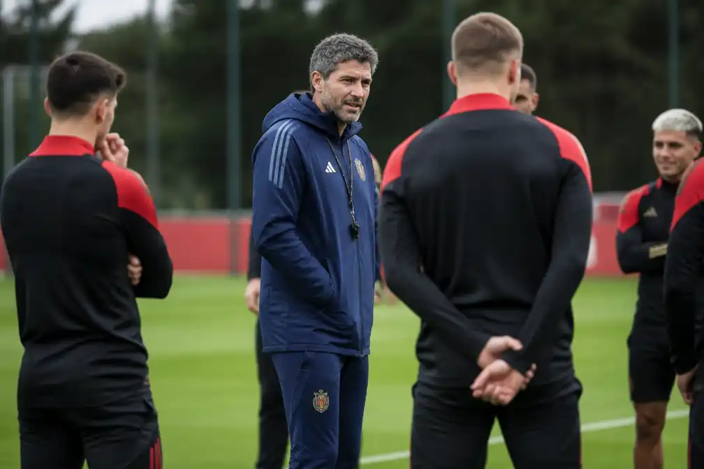 Mark van Bommel leidt eerste training als bondscoach van België in Tubeke