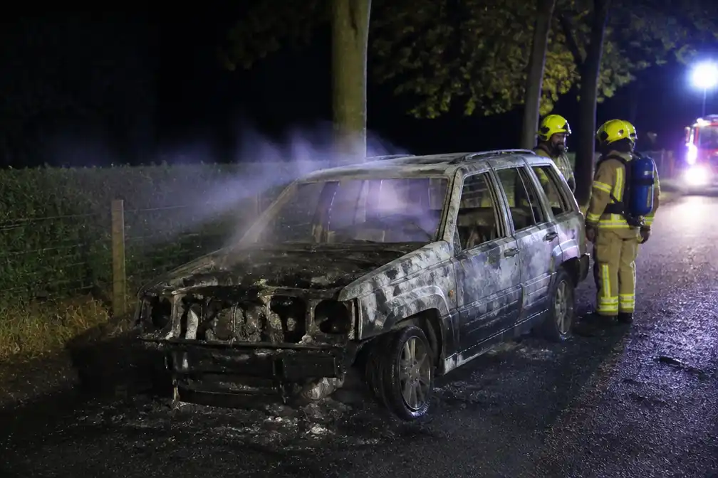 Jeep Cherokee brandt uit in Moen nadat het stuur het begeeft