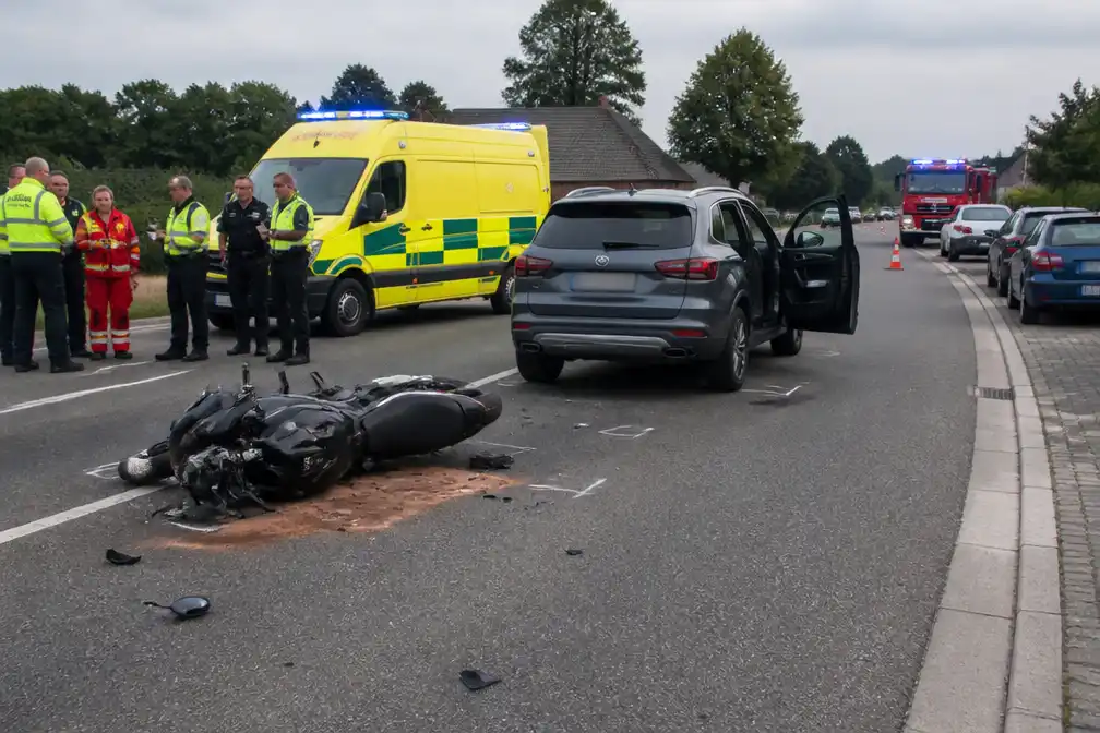 Motorrijder levensgevaarlijk gewond na botsing met auto in Schoonaarde