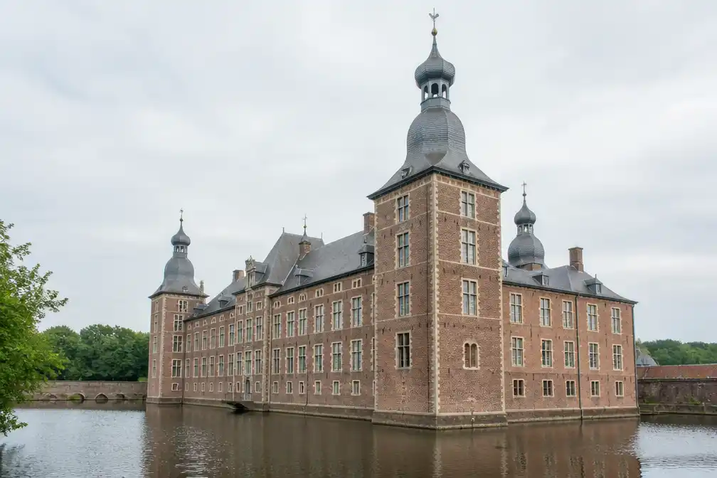 Waterburcht Alden Biesen gaat eind 2028 twee jaar dicht voor renovatie