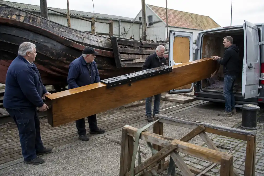 Nieuw roer uit Nederland geleverd voor restauratie palingbotter Rosalie in Baasrode