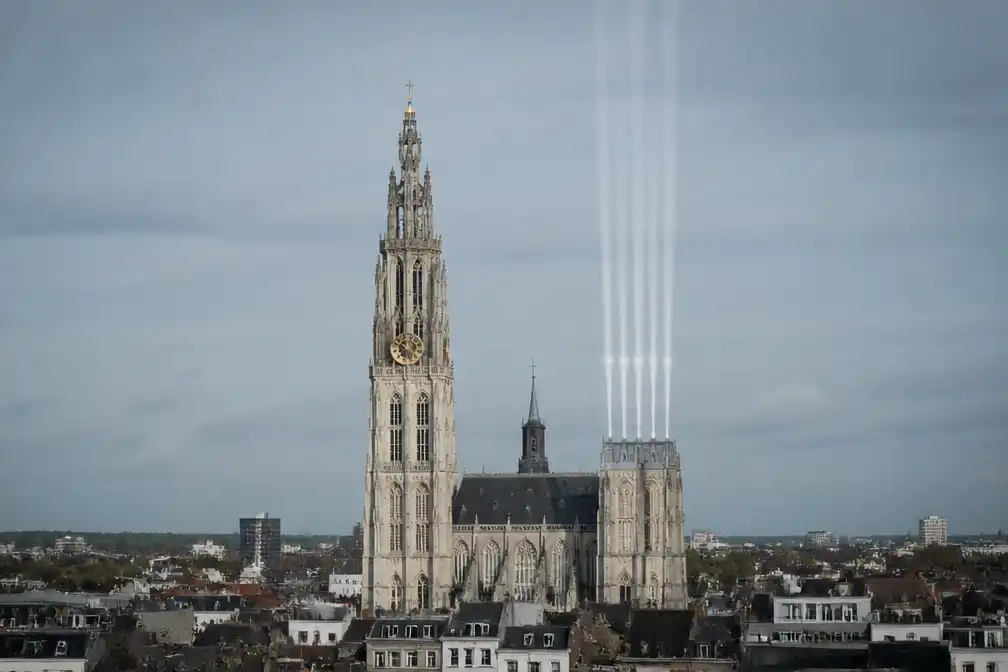 Antwerpenaar wil tweede toren kathedraal bouwen met drones en lichtbundels