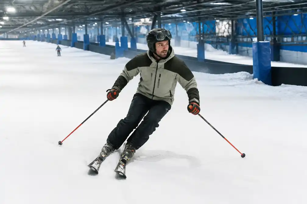 Hirscher na acht maanden weer op de ski's in Zoetermeer