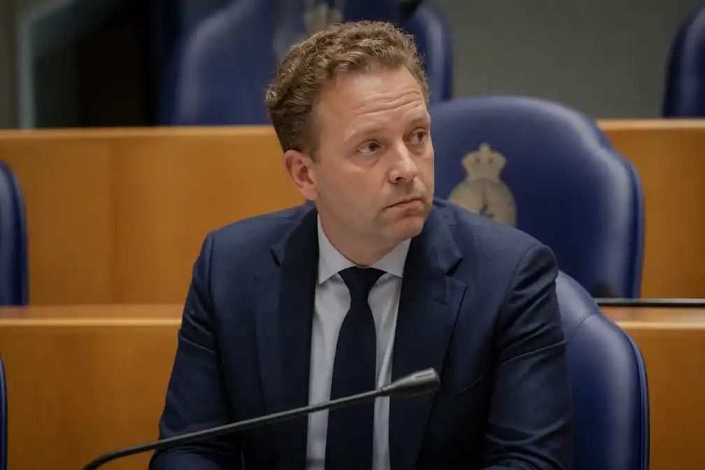 Tweede Kamer wil debat met minister Van Weel over onbehandelde aangiften