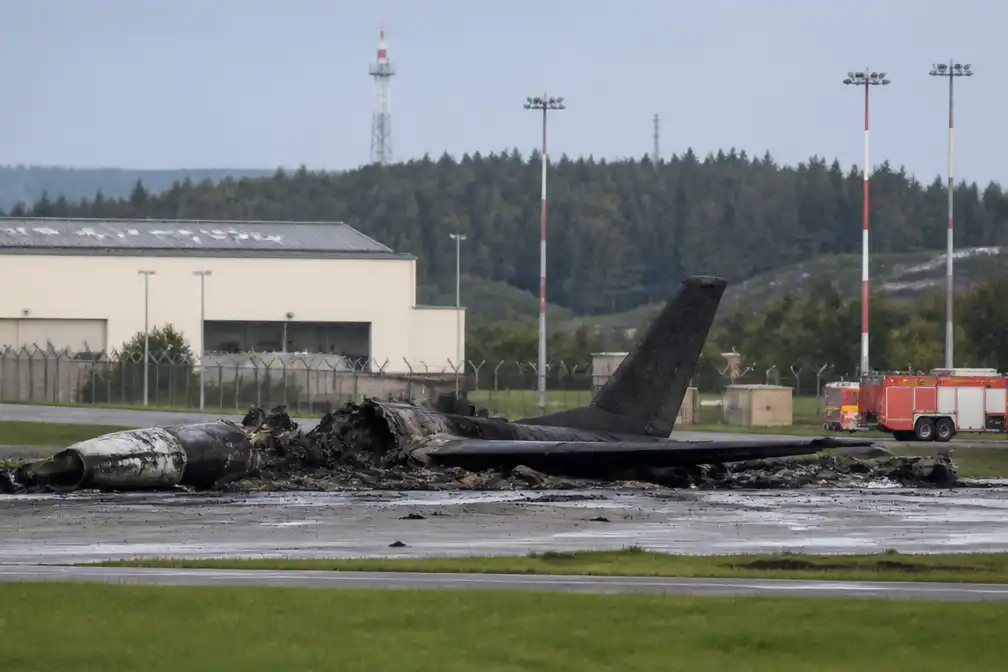 F-16 stort neer op Amerikaanse basis in Duitsland; piloot veilig uit toestel