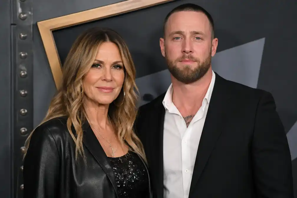 Rita Wilson onthult grote kruistattoo op haar rug, net als zoon Chet Hanks