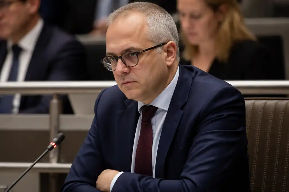 Diependaele legt besparingsplan op tafel: duurdere dienstencheques en knip in kinderbijslag