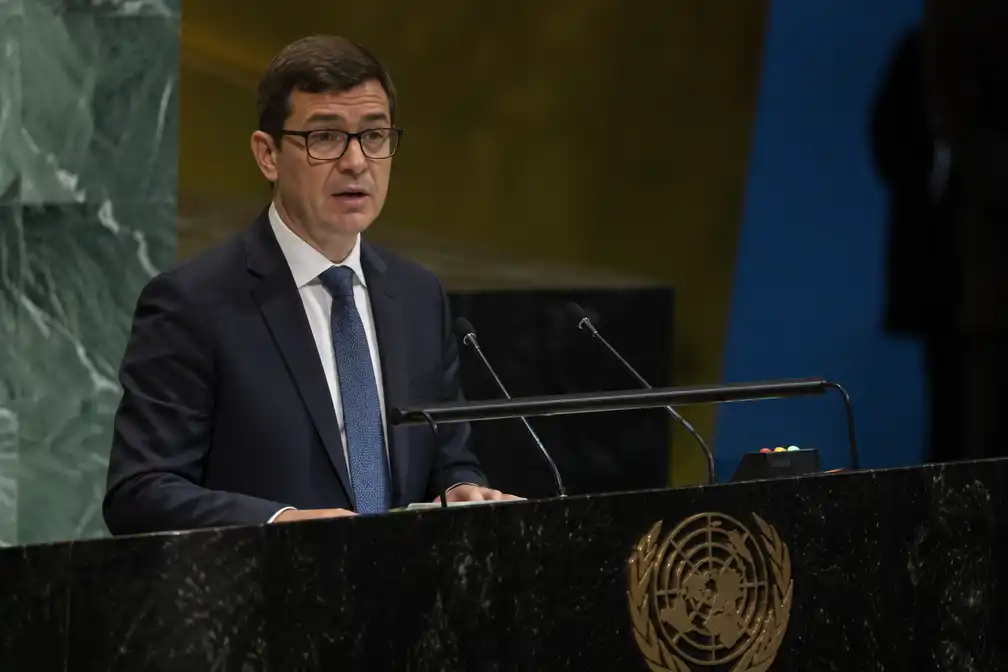 Burnham vraagt VN om gezamenlijke AI-aanpak en belooft strijd tegen Russische desinformatie