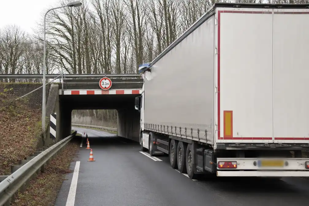Steeds meer vrachtwagens stranden voor lage tunnels door onderhoud en afsluitingen