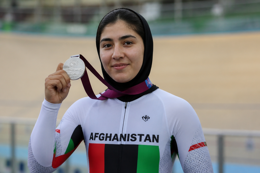 Afghaanse wielrenster Fariba Hashimi wint zilver op Asian Games na jaren in vermomming