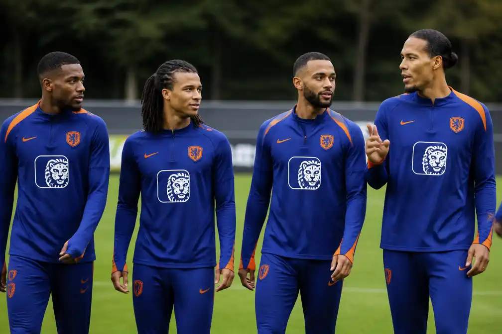 Dumfries, Aké en Gakpo reserveaanvoerders Oranje achter Van Dijk